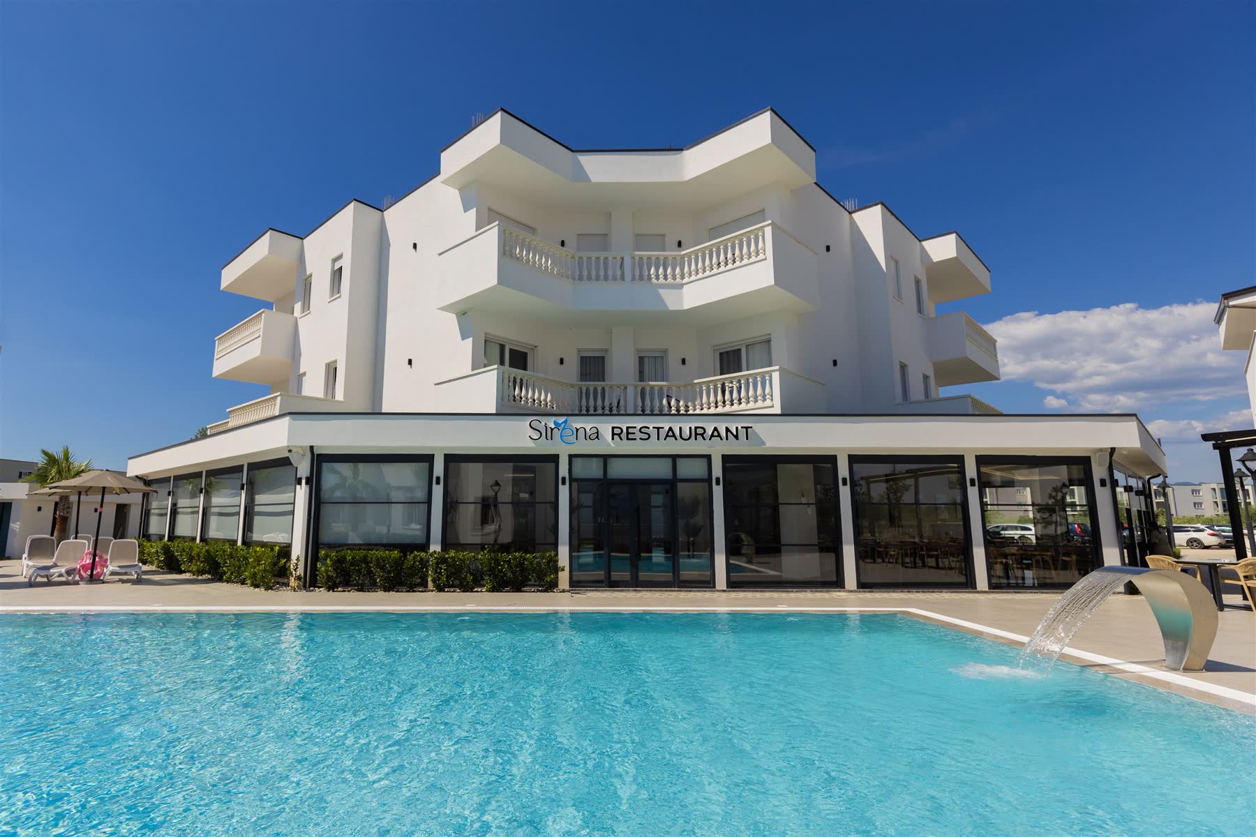 Sirena Garden Resort pool and hotel